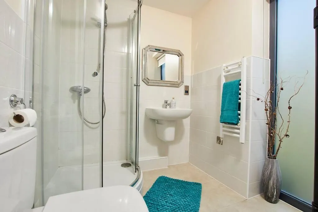 Spacious Flat With Parking In The Heart Of York